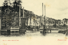 13774 Gezicht op de Vecht en de openstaande ophaalbrug met een passerend schip te Nieuwersluis (gemeente Loenen aan de ...